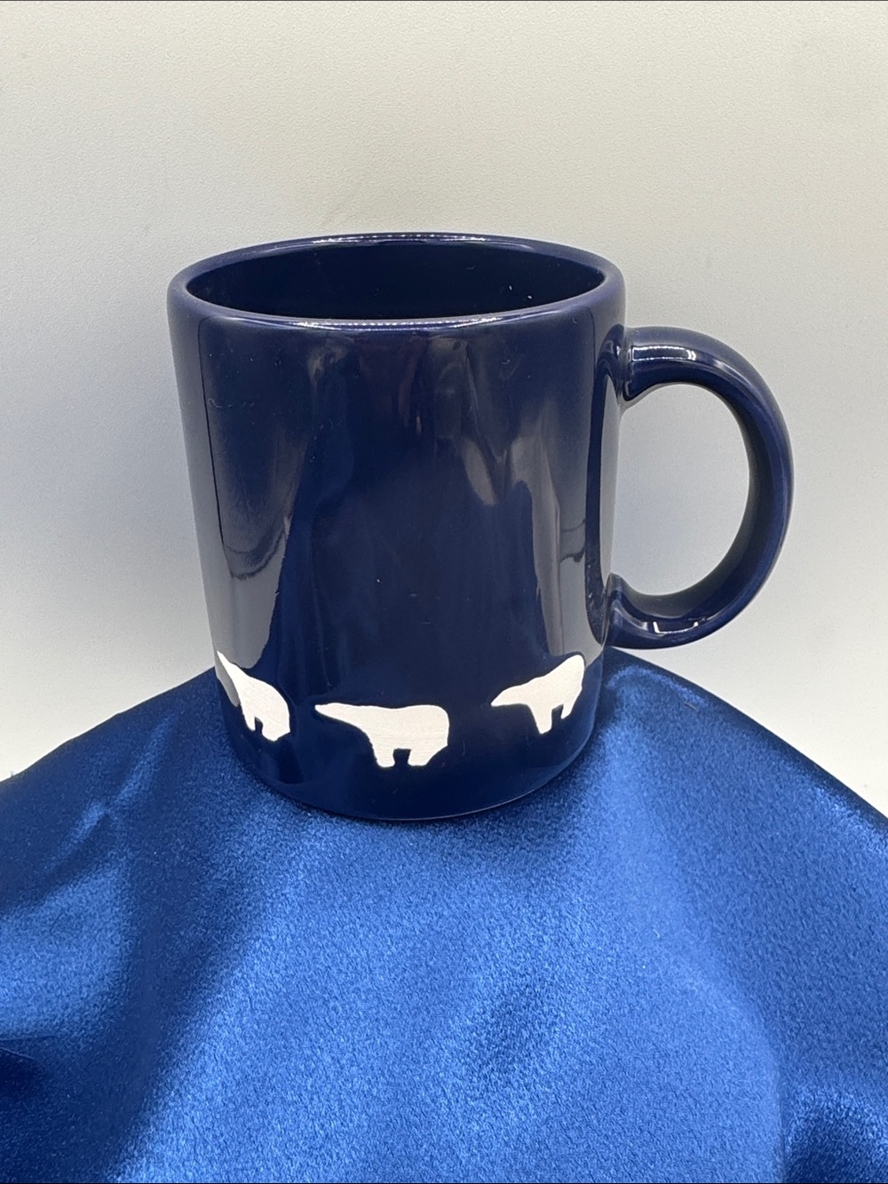 Waechtersbach Minimalist marching polar bear wrap-around design.